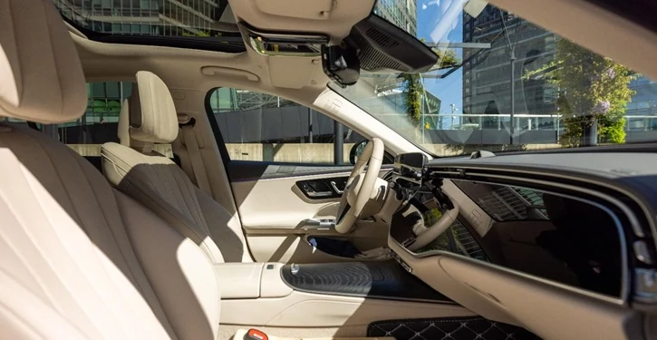 mb-e-class-front-inside-two-slider.webp