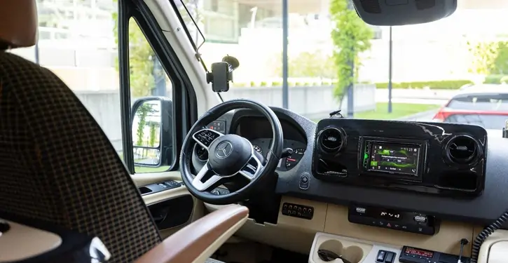 mb-sprinter-vip-front-inside-view.webp